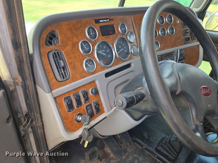image for item EW8588 2006 Peterbilt 385 hook lift truck
