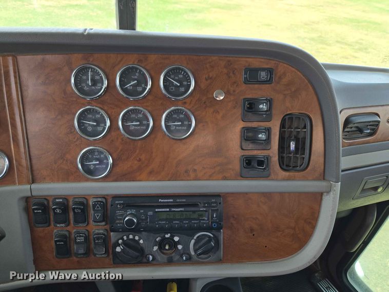 image for item EW8588 2006 Peterbilt 385 hook lift truck