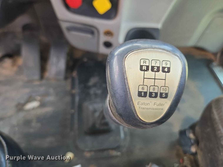 image for item EW8588 2006 Peterbilt 385 hook lift truck