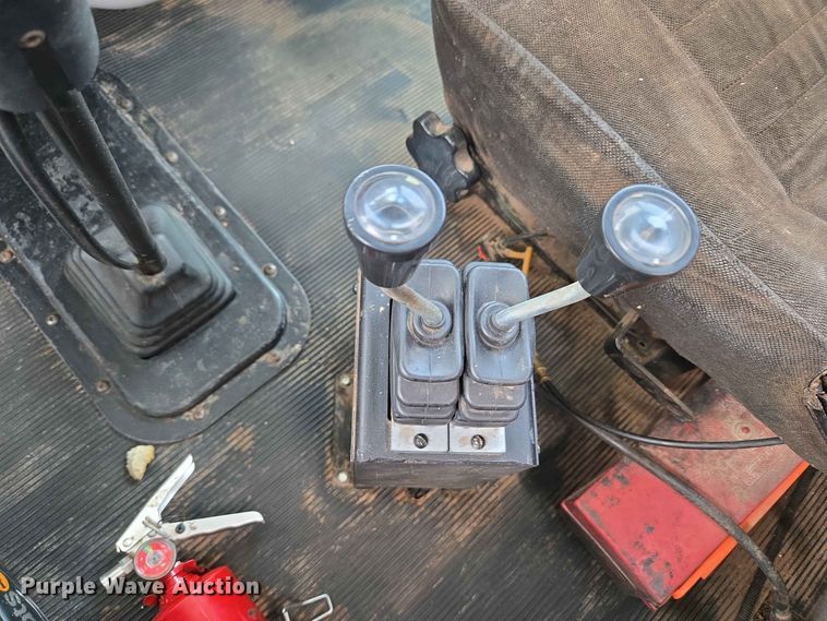 image for item EW8588 2006 Peterbilt 385 hook lift truck