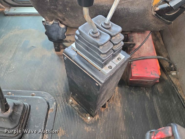 image for item EW8588 2006 Peterbilt 385 hook lift truck