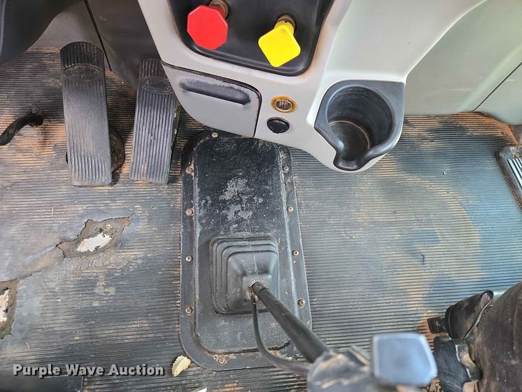 image for item EW8588 2006 Peterbilt 385 hook lift truck