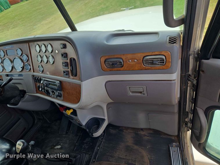 image for item EW8588 2006 Peterbilt 385 hook lift truck