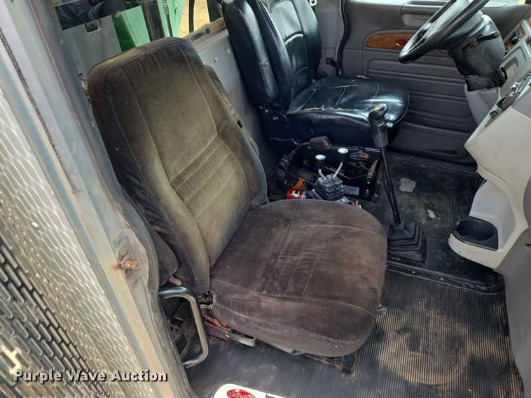 image for item EW8588 2006 Peterbilt 385 hook lift truck