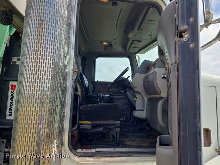 image for item EW8588 2006 Peterbilt 385 hook lift truck