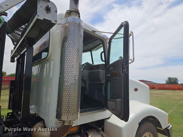 image for item EW8588 2006 Peterbilt 385 hook lift truck