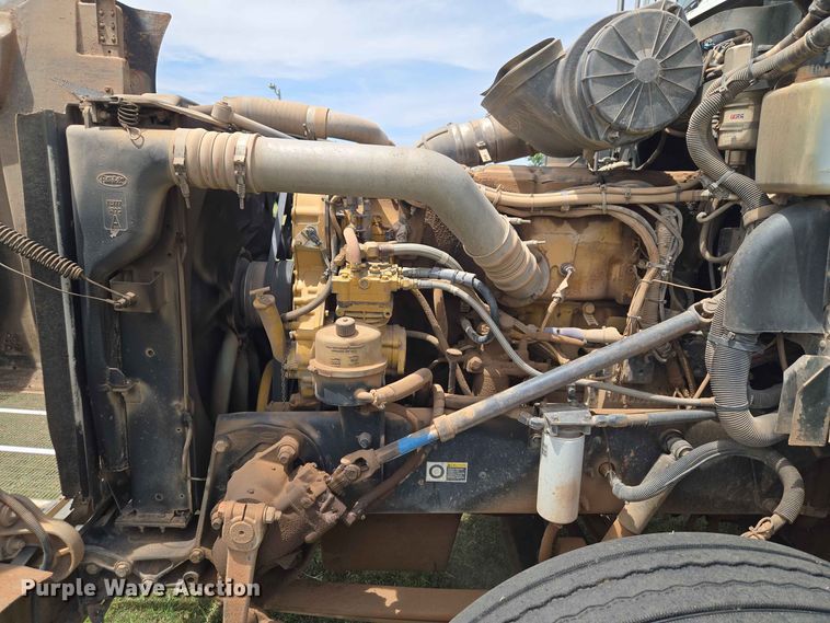 image for item EW8588 2006 Peterbilt 385 hook lift truck