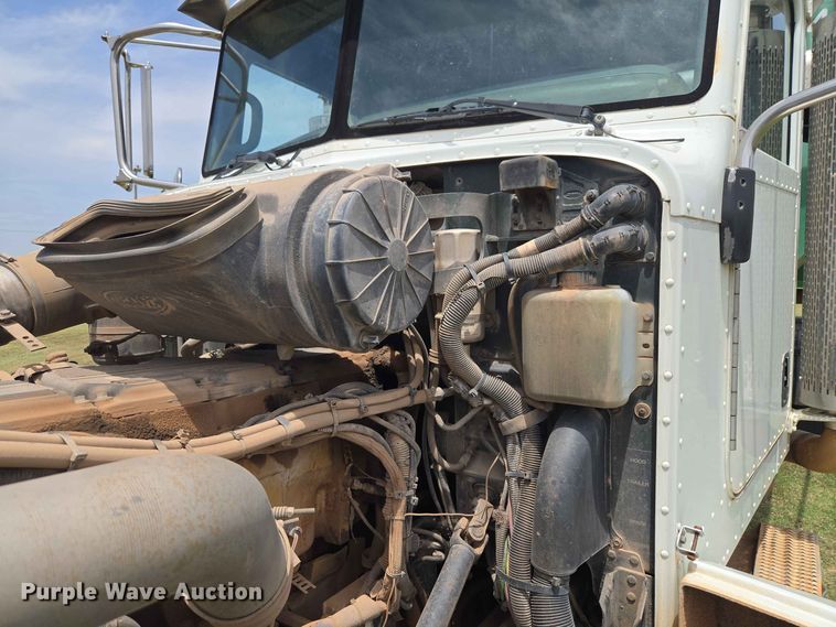 image for item EW8588 2006 Peterbilt 385 hook lift truck