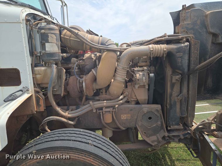 image for item EW8588 2006 Peterbilt 385 hook lift truck