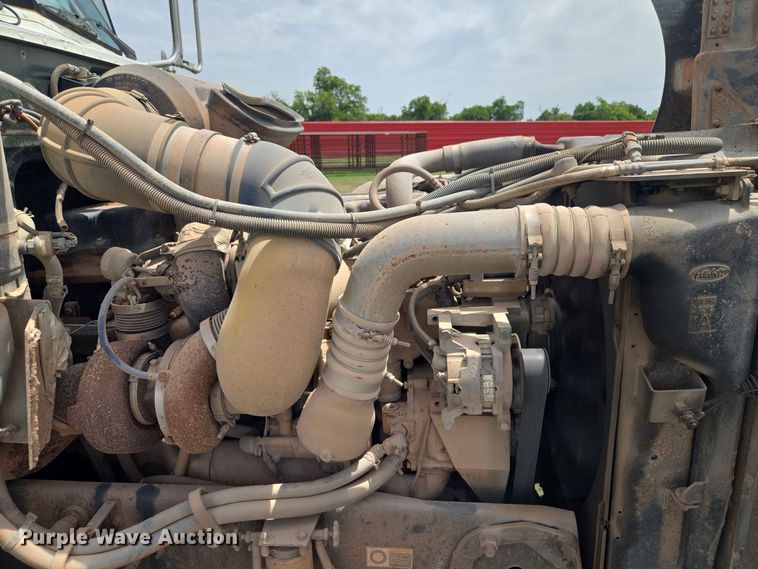 image for item EW8588 2006 Peterbilt 385 hook lift truck