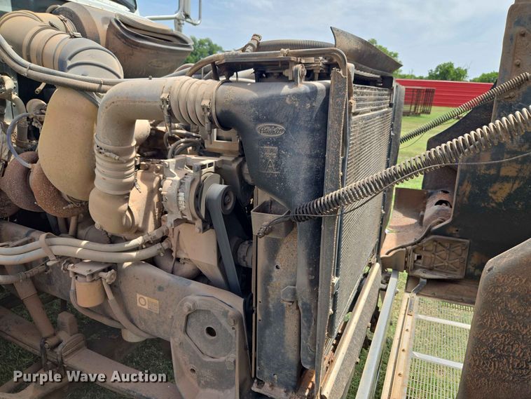 image for item EW8588 2006 Peterbilt 385 hook lift truck