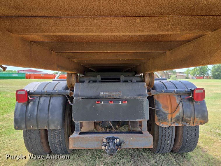 image for item EW8588 2006 Peterbilt 385 hook lift truck