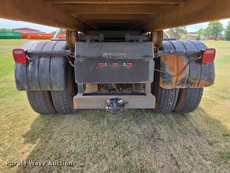 image for item EW8588 2006 Peterbilt 385 hook lift truck