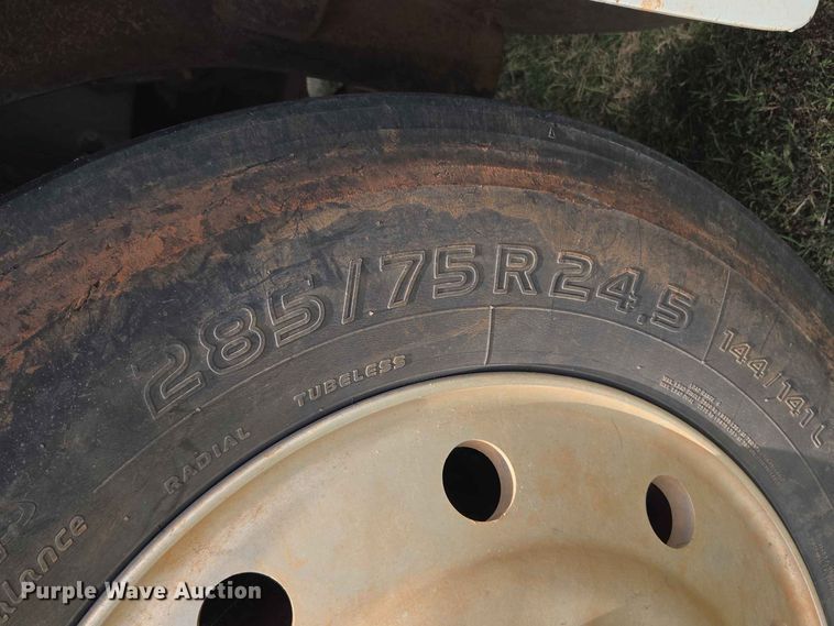 image for item EW8588 2006 Peterbilt 385 hook lift truck
