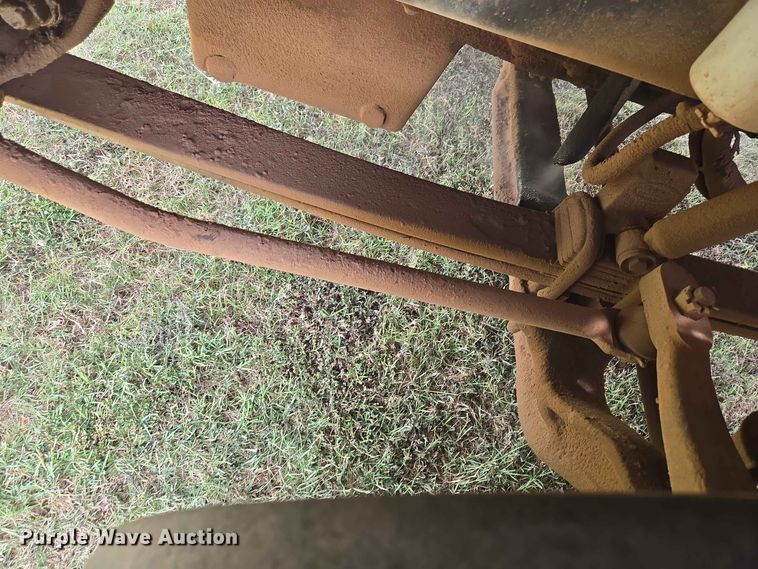image for item EW8588 2006 Peterbilt 385 hook lift truck
