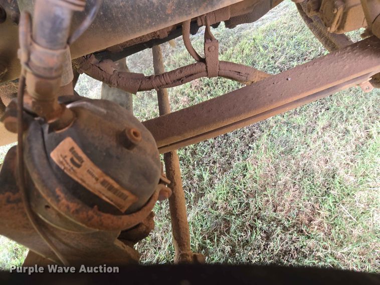 image for item EW8588 2006 Peterbilt 385 hook lift truck
