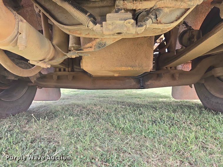 image for item EW8588 2006 Peterbilt 385 hook lift truck