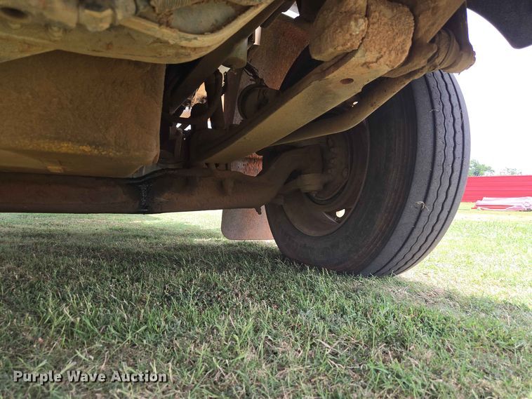 image for item EW8588 2006 Peterbilt 385 hook lift truck