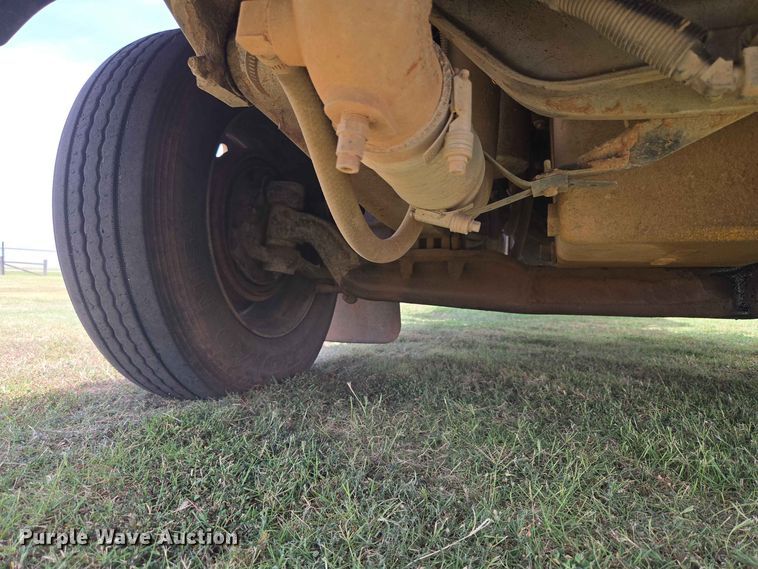 image for item EW8588 2006 Peterbilt 385 hook lift truck