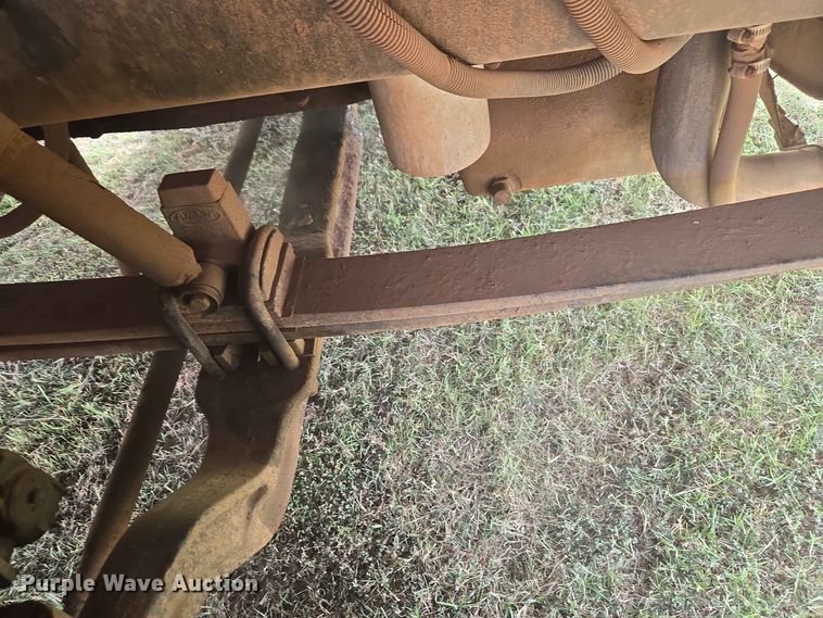 image for item EW8588 2006 Peterbilt 385 hook lift truck