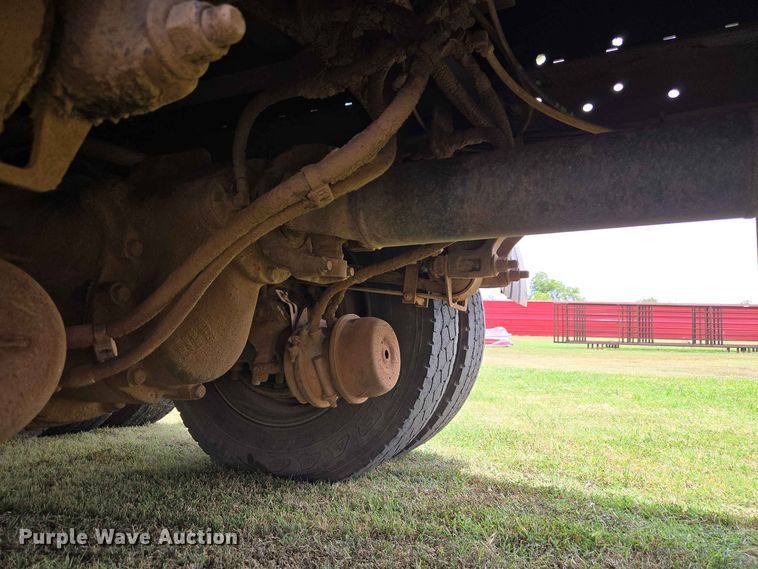 image for item EW8588 2006 Peterbilt 385 hook lift truck