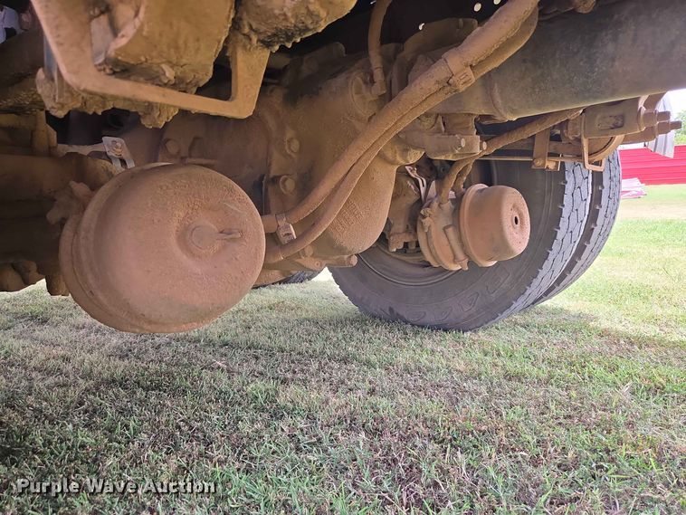 image for item EW8588 2006 Peterbilt 385 hook lift truck