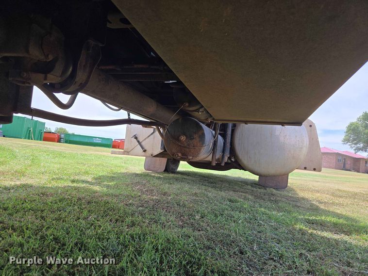 image for item EW8588 2006 Peterbilt 385 hook lift truck