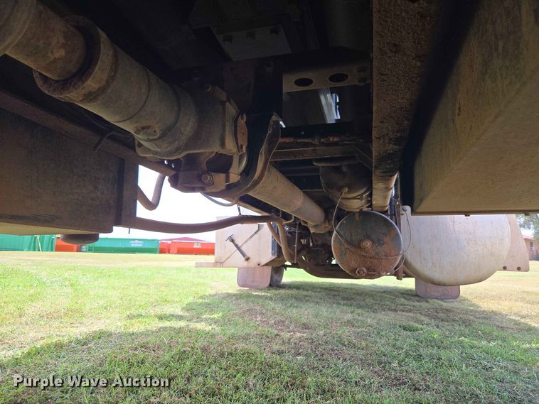 image for item EW8588 2006 Peterbilt 385 hook lift truck