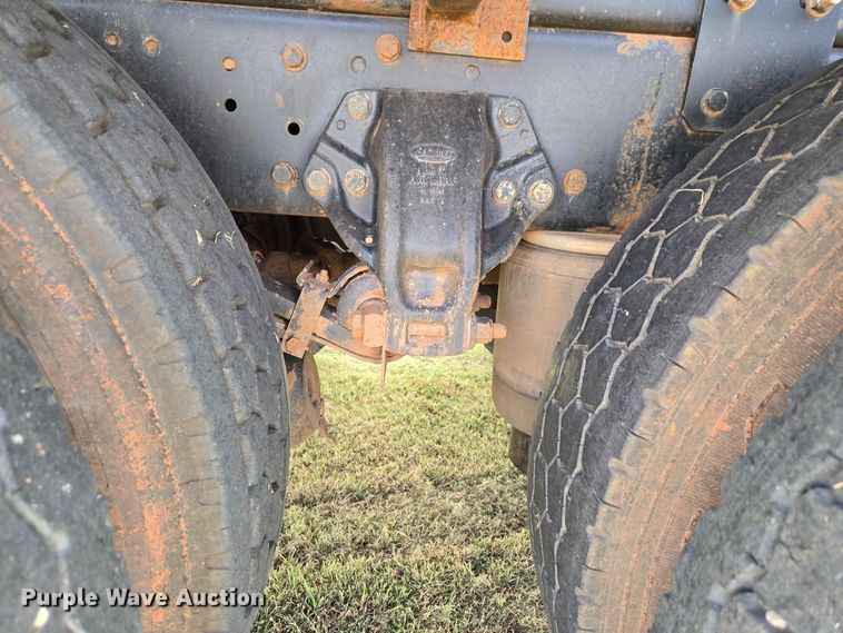 image for item EW8588 2006 Peterbilt 385 hook lift truck