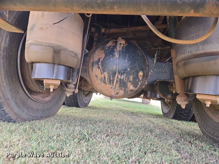 image for item EW8588 2006 Peterbilt 385 hook lift truck
