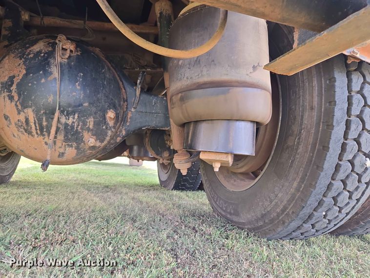 image for item EW8588 2006 Peterbilt 385 hook lift truck