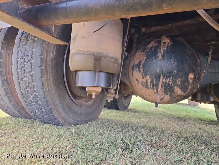 image for item EW8588 2006 Peterbilt 385 hook lift truck