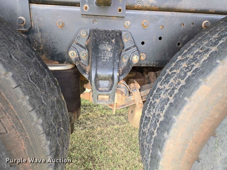 image for item EW8588 2006 Peterbilt 385 hook lift truck