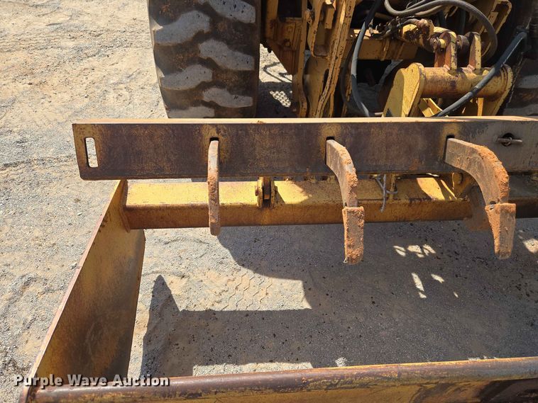 image for item EW8607 1987 Case 480E landscape tractor