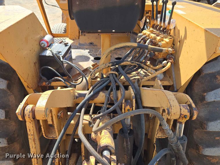 image for item EW8607 1987 Case 480E landscape tractor