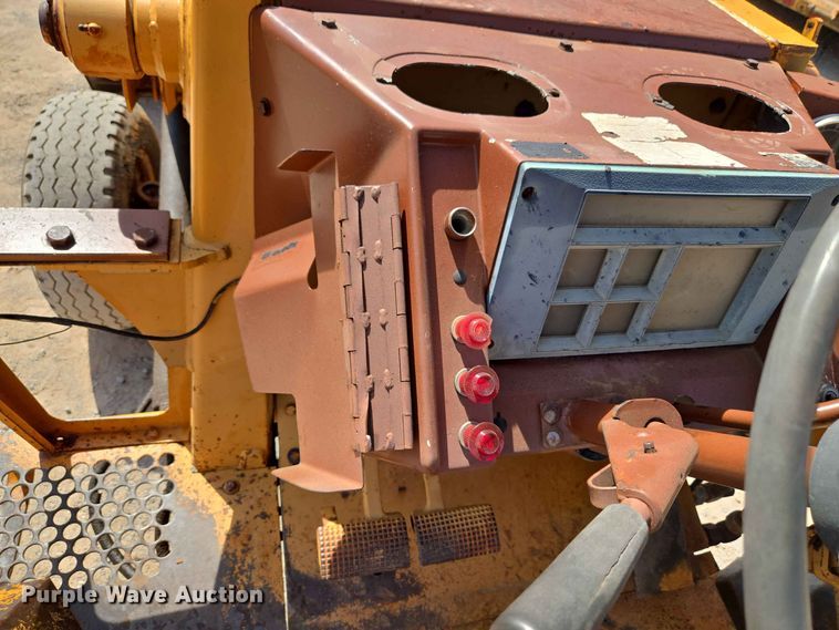 image for item EW8607 1987 Case 480E landscape tractor