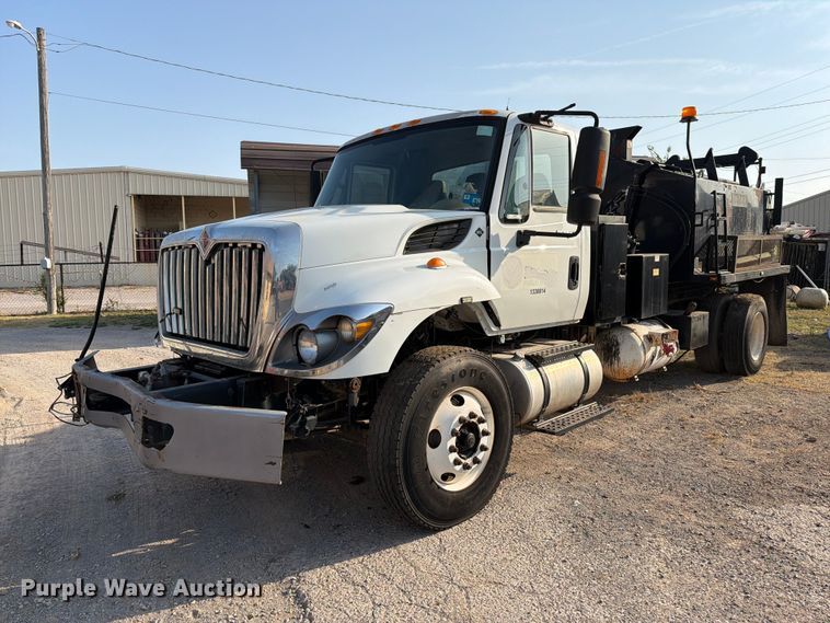 2013 International 7400 oil distributor truck