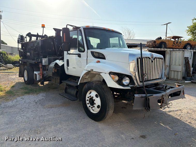 image for item EW8627 2013 International 7400 oil distributor truck