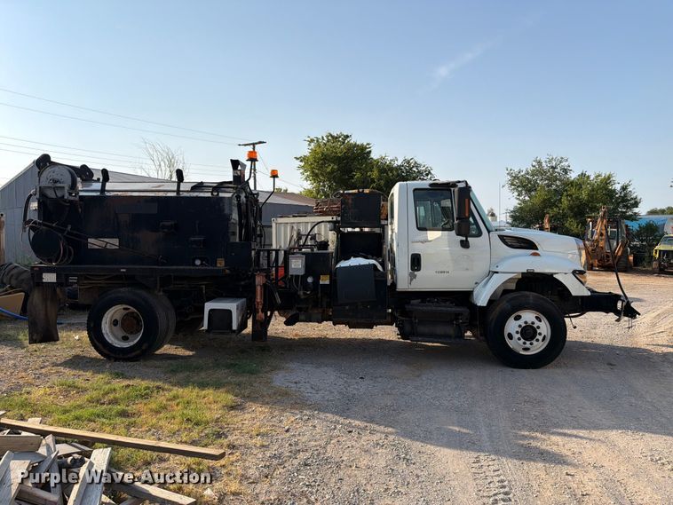 image for item EW8627 2013 International 7400 oil distributor truck