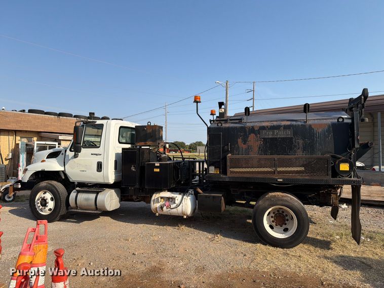 image for item EW8627 2013 International 7400 oil distributor truck