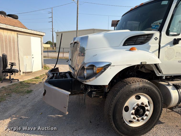 image for item EW8627 2013 International 7400 oil distributor truck