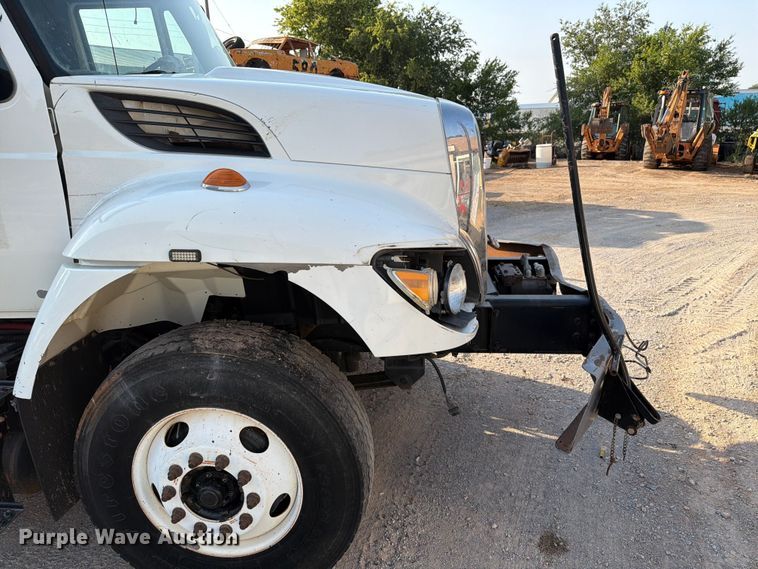 image for item EW8627 2013 International 7400 oil distributor truck