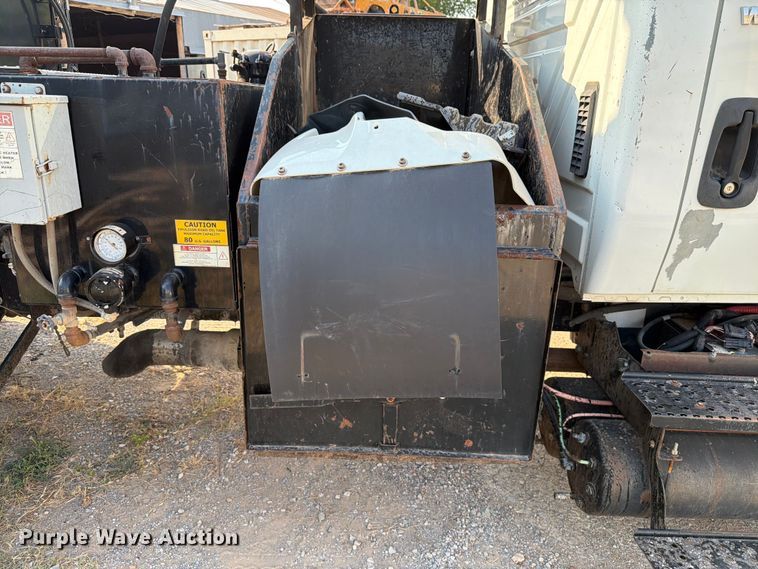 image for item EW8627 2013 International 7400 oil distributor truck