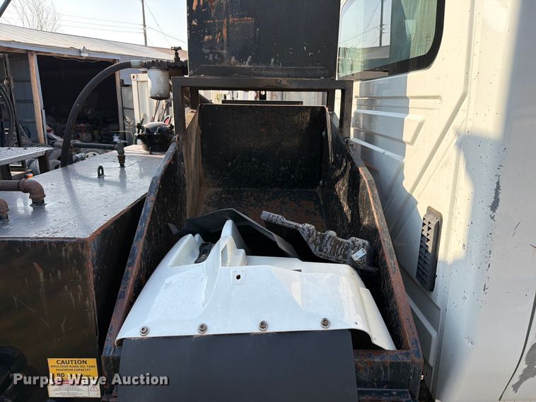 image for item EW8627 2013 International 7400 oil distributor truck
