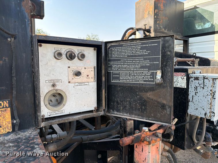 image for item EW8627 2013 International 7400 oil distributor truck