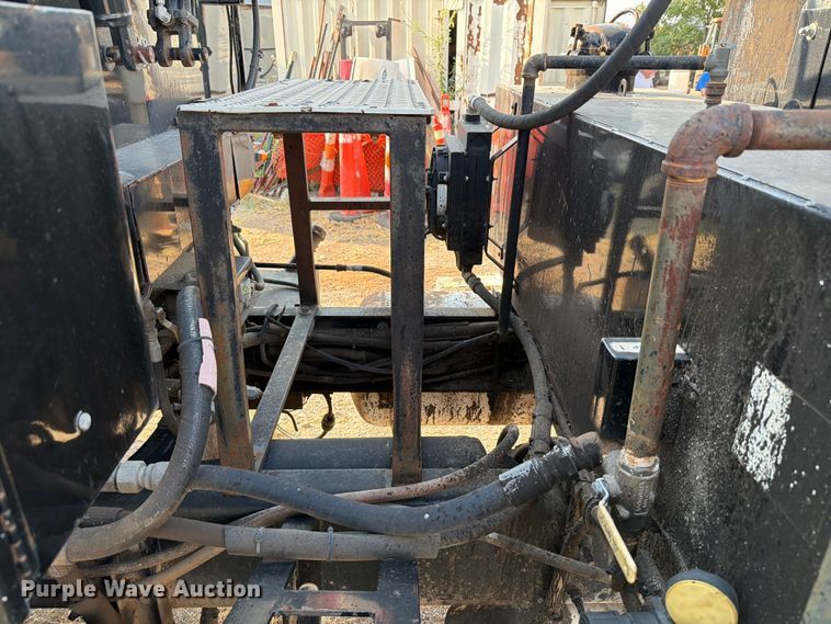 image for item EW8627 2013 International 7400 oil distributor truck