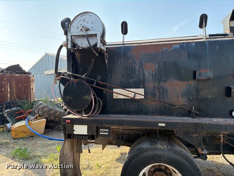 image for item EW8627 2013 International 7400 oil distributor truck