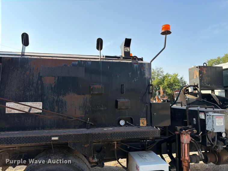 image for item EW8627 2013 International 7400 oil distributor truck
