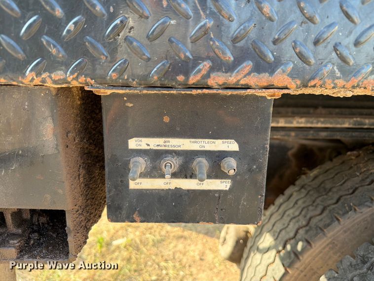 image for item EW8627 2013 International 7400 oil distributor truck