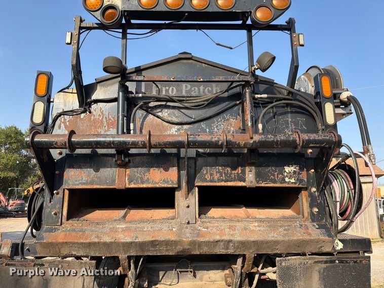 image for item EW8627 2013 International 7400 oil distributor truck